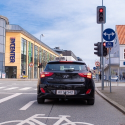 Elev ved at tage kørekort i Herreborg Køreskoles skolevogn i Svendborg