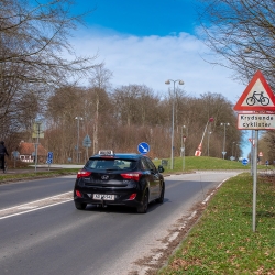 Elev ved at tage kørekort i Herreborg Køreskoles skolevogn i Svendborg på Fyn