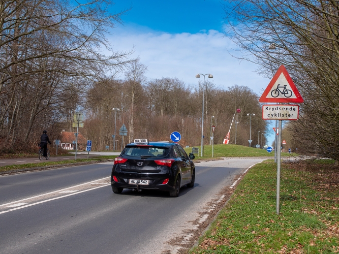 Elev ved at tage kørekort i Herreborg Køreskoles skolevogn i Svendborg på Fyn