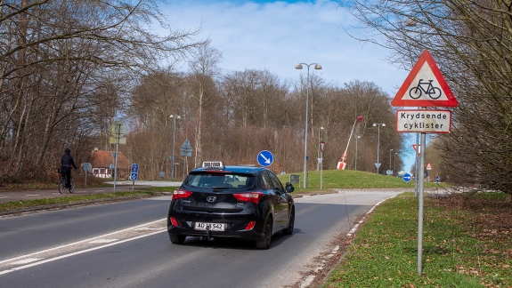 Elev ved at tage kørekort i Herreborg Køreskoles skolevogn i Svendborg på Fyn